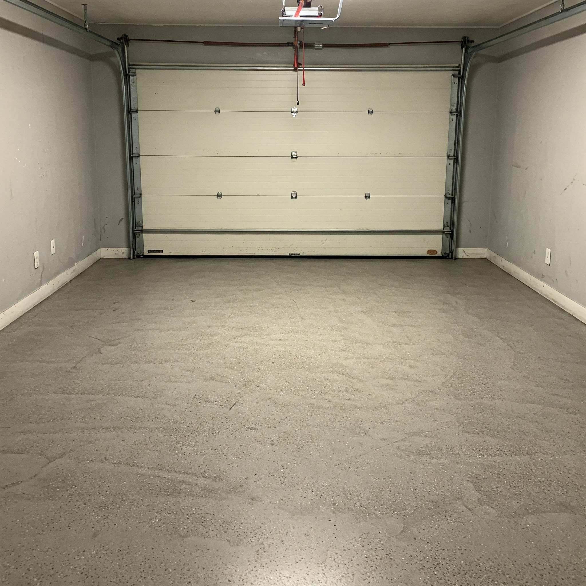 Garagenboden aus Estrich mit vorhandener Altbeschichtung – geeignet zur Prüfung auf Haftung und Vorbereitung für einen neuen Anstrich.